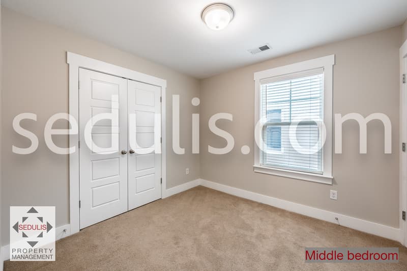 North Charleston House: 3923 Four Poles Park Drive