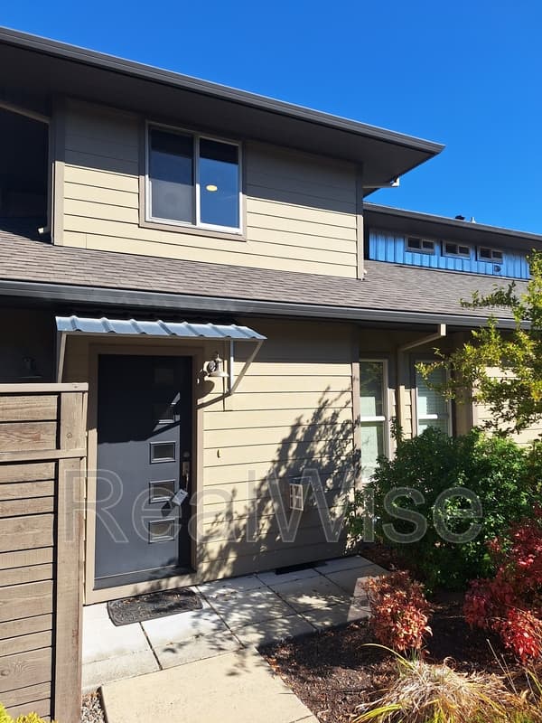 Ashland House: 49 N Mountain Ave