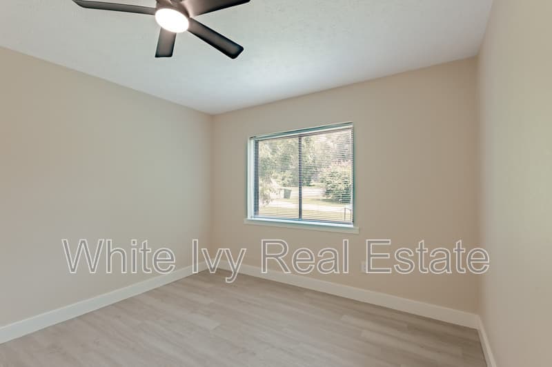 Woodville House: 1107 W Dogwood St