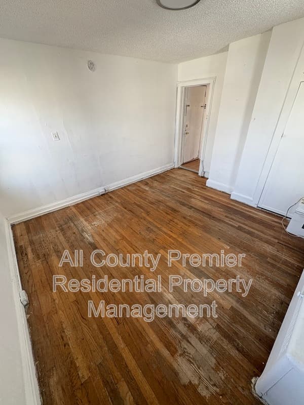 Hamilton Condo: 717 Schiller Avenue