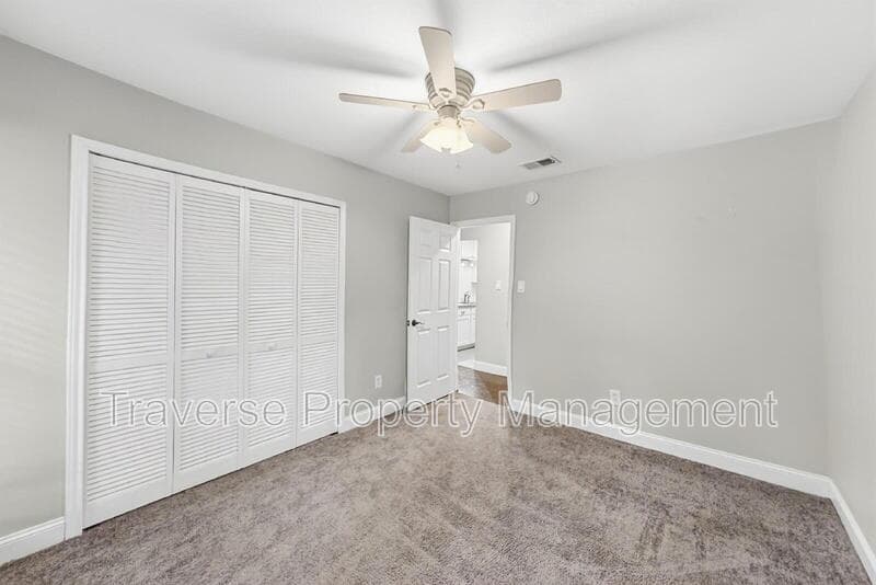 Bedford House: 2909 White Oak Ln