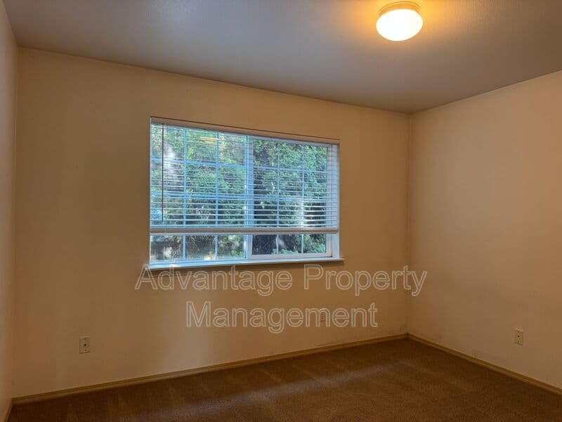 Monmouth House: 739 W. Jackson St.