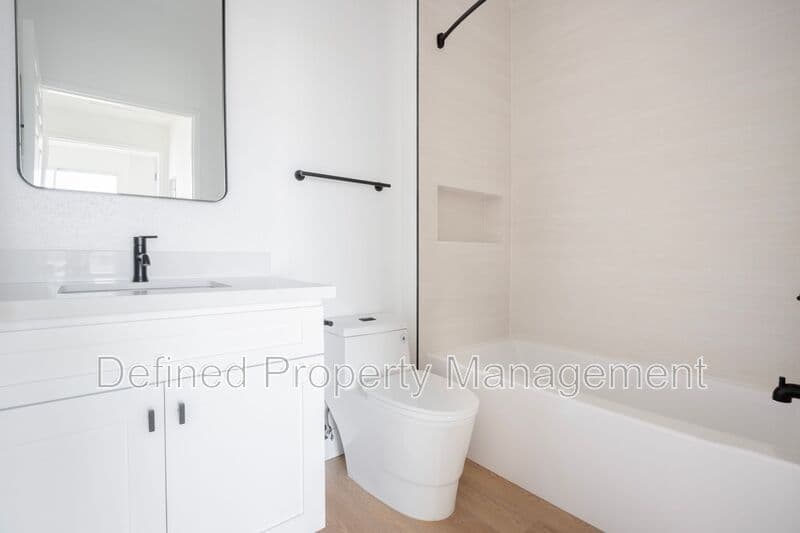 Los Angeles Condo: 1616 N Serrano Ave