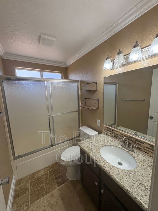 Visalia House: 744 West Buena Vista Ave