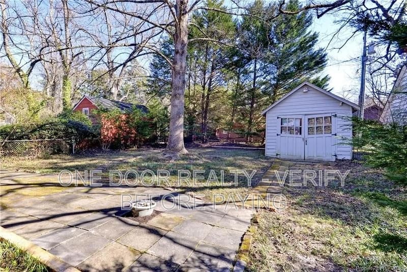 Williamsburg House: 207 Nelson Ave