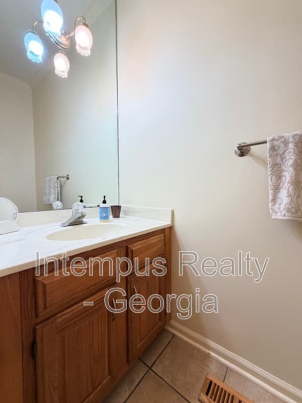 Roswell Townhome: 118 Weatherburne Dr