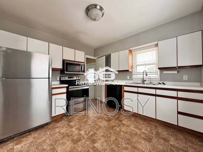 Urbandale House: 6111 Francis Ave
