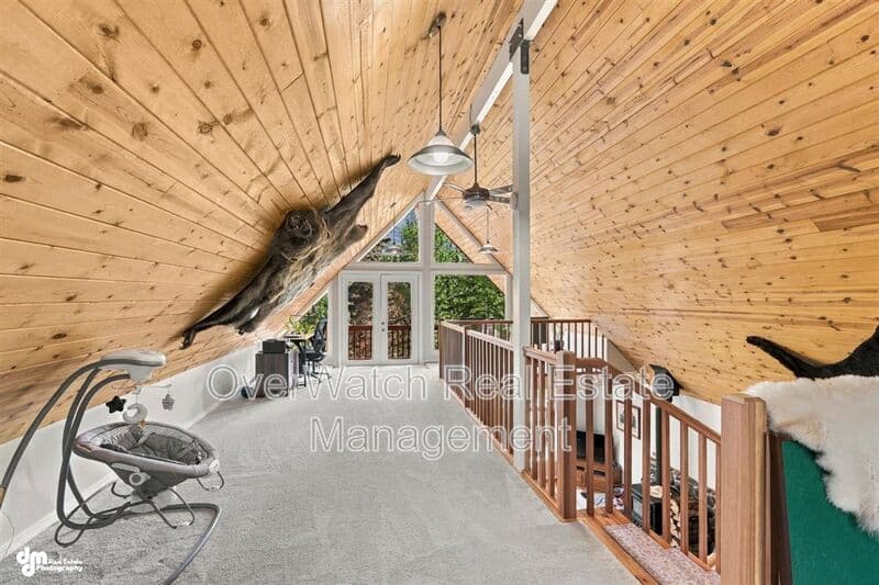 Eagle River House: 10610 High Bluff Dr