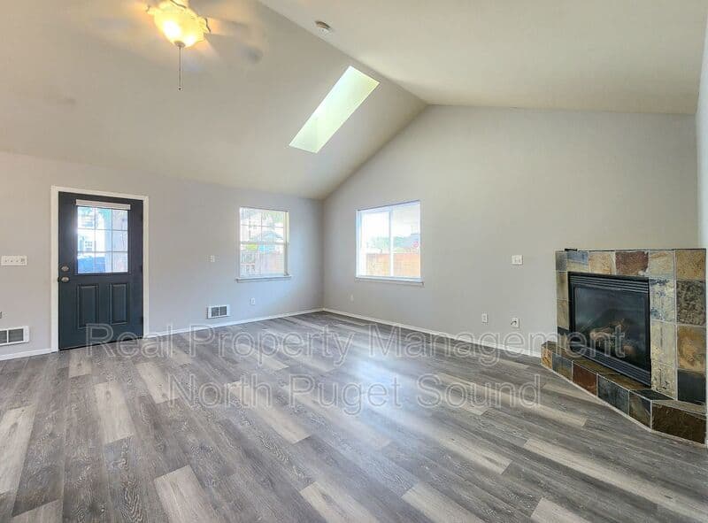 Arlington House: 112 N Gifford Ave