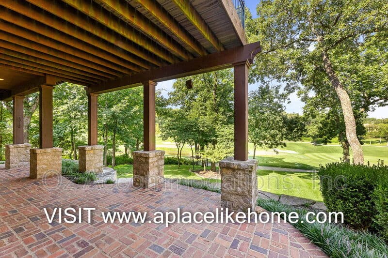 Loch Lloyd House: 16690 Country Club Ct