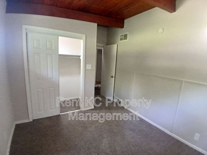 Kansas City House: 5323 NW Edgewood Circle