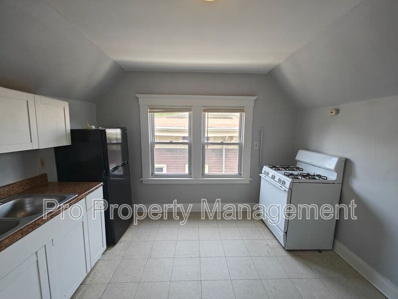 New Haven House: 1644 Chapel Street