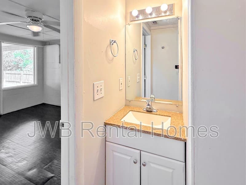 Jacksonville House: 4737 Sprite Rd
