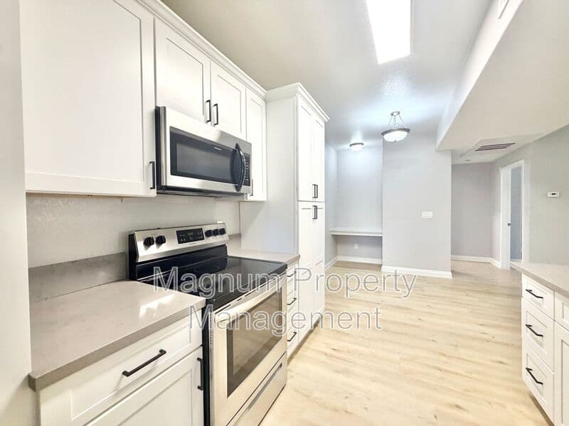 Murrieta House: 41410 Juniper St