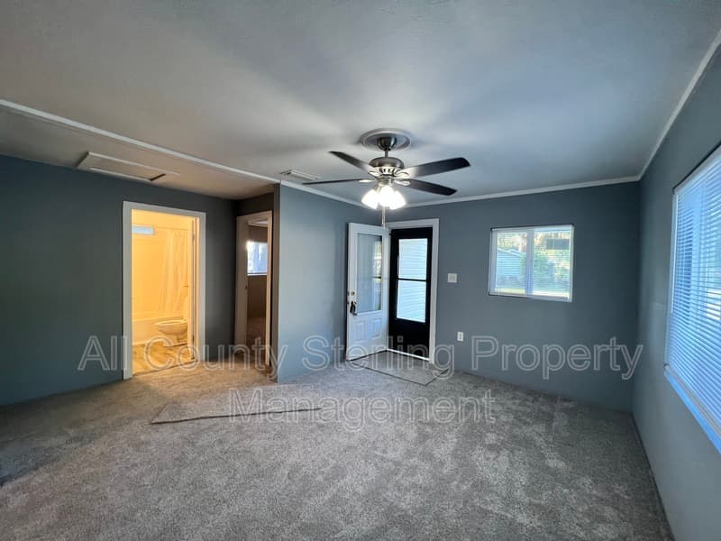 Lake City House: 727 SE Dade Street