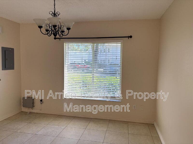 Tampa Townhome: 7430 E Bank Dr