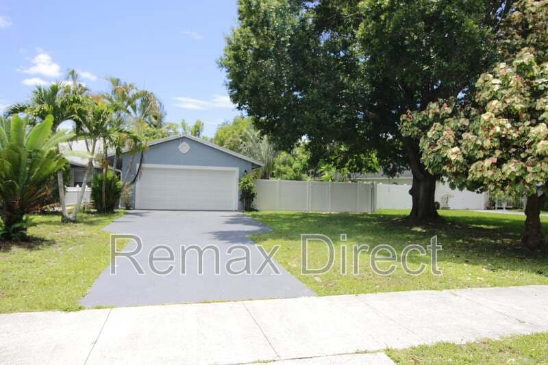ROYAL PALM BEACH Townhome: 134 Sparrow Drive