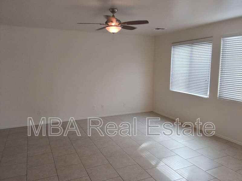 Mesa House: 3031 E Regina St