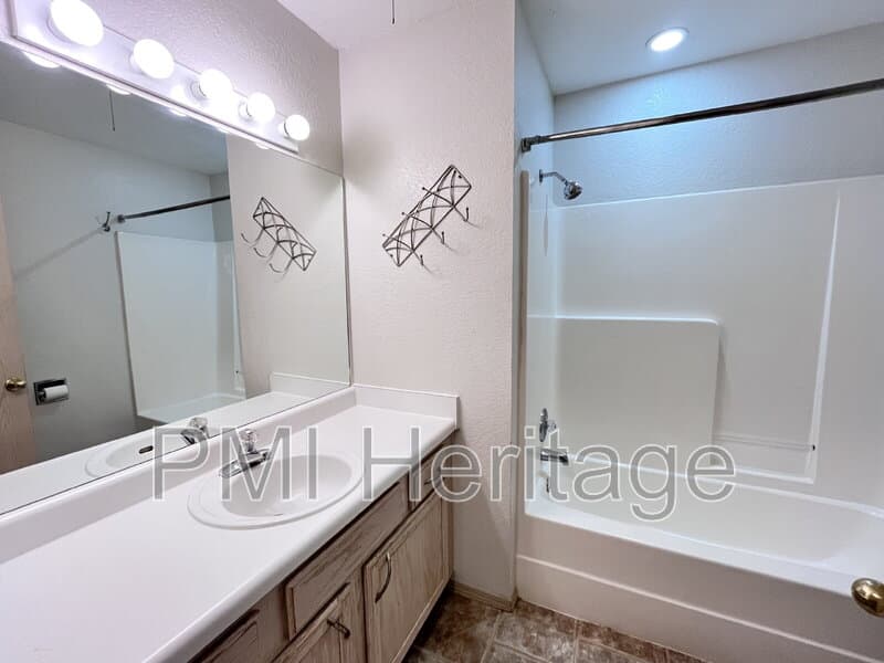 Fayetteville Condo: 886 N Daisy Ln