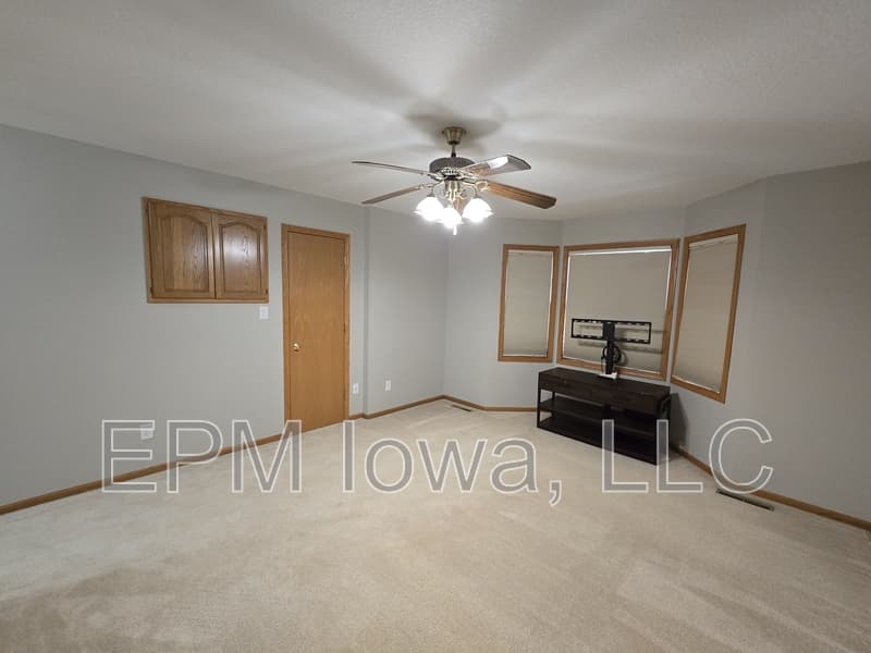 Cedar Falls House: 4710 Donald Drive