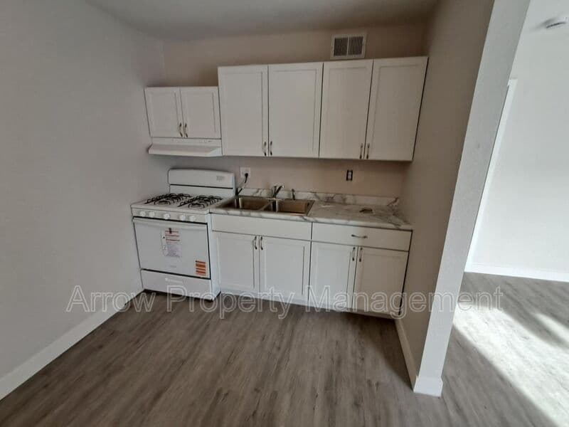 Cedar Rapids House: 1416 Oakland Rd NE- 4