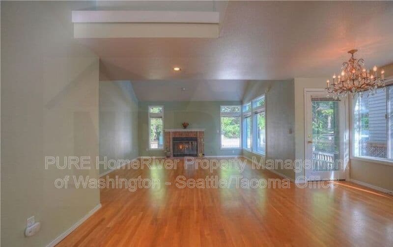 University Place House: 6109 83rd Ave W