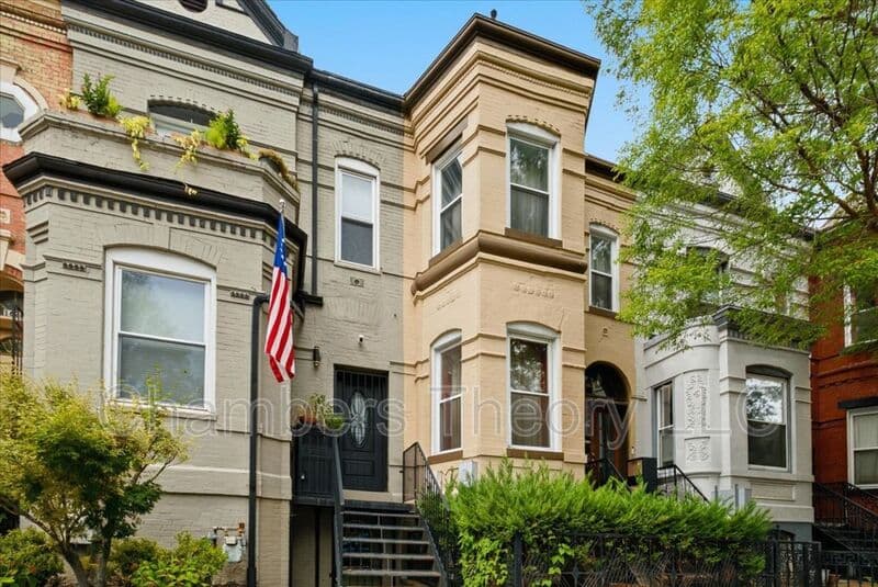 Washington House: 1630 6Th St NW
