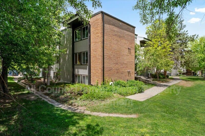 Golden Condo: 1400 Golden Circle