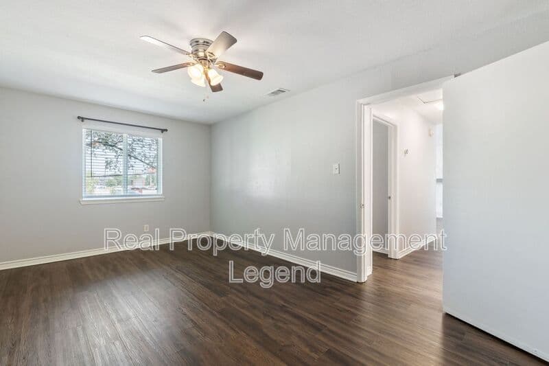 Dallas House: 6646 E Lovers Lane