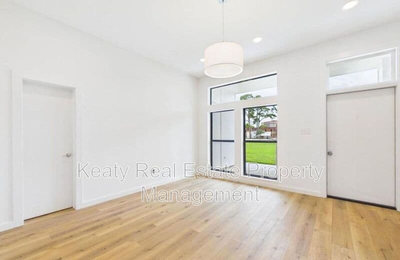 Lafayette House: 1120S Washington Street - Unit 201