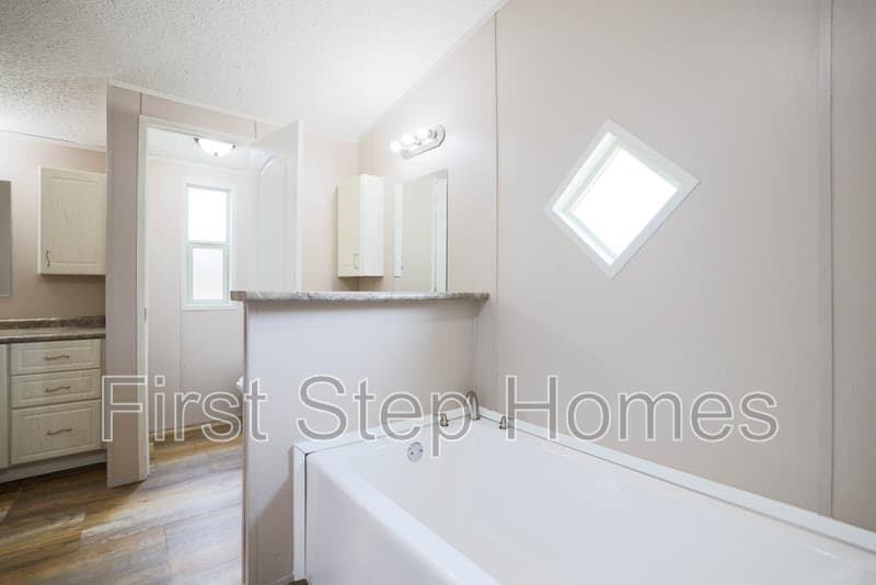 Tyler House: 1114 Tres Picos St