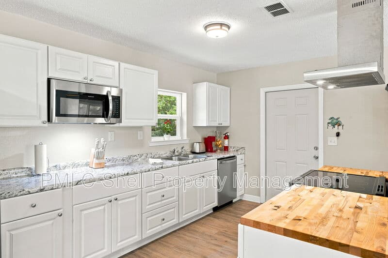 Pensacola House: 225 N Madison Dr