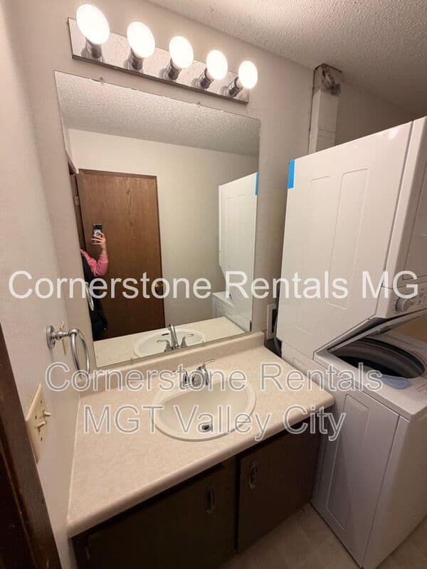 Valley City House: 1063 5th Ave NW