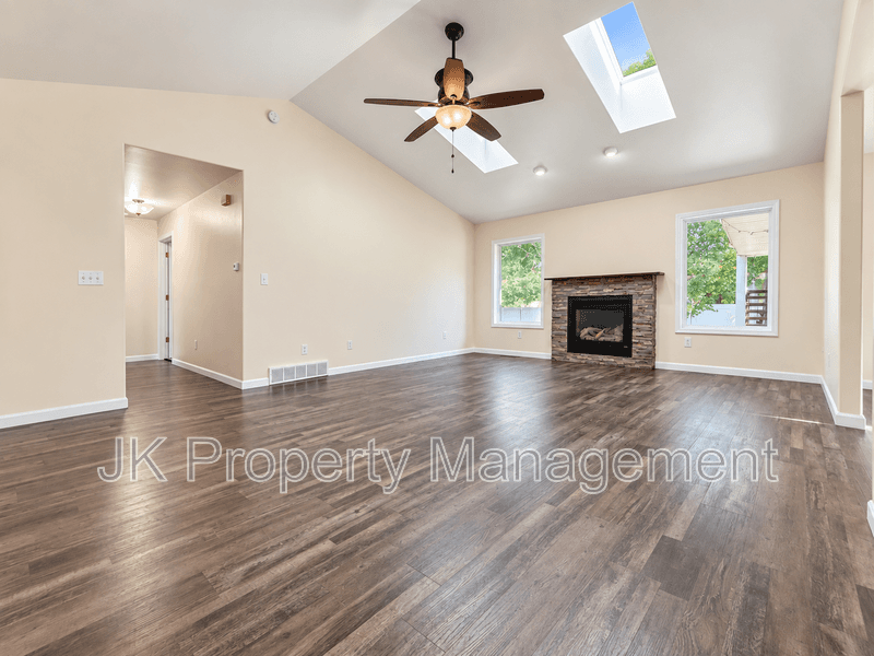 Great Falls House: 328 35th Ave NE