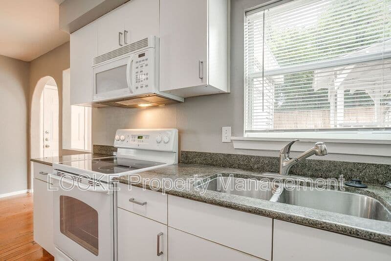 Fort Worth House: 3808 Bryce Ave