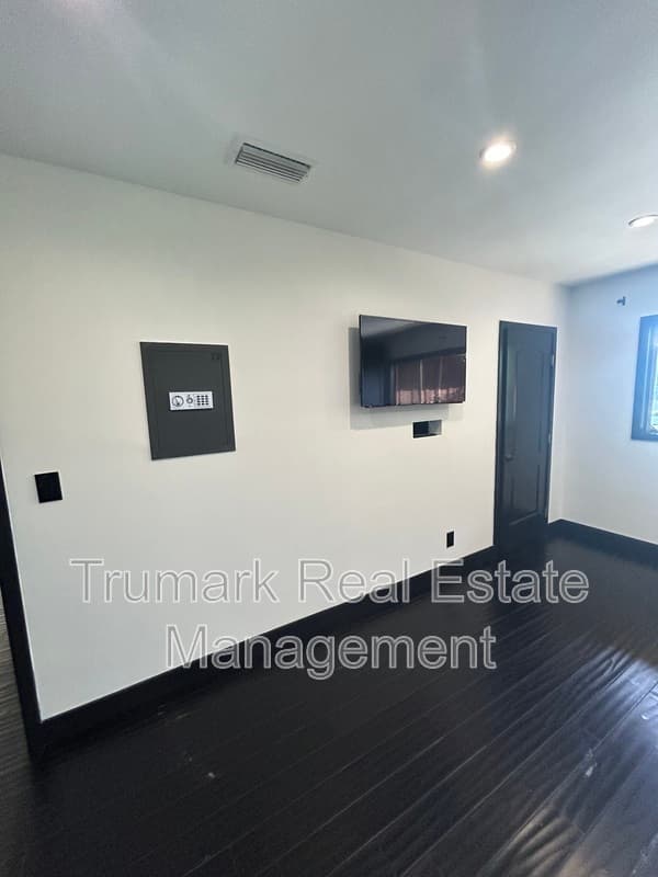 Studio City Condo: 12426 Moorpark St
