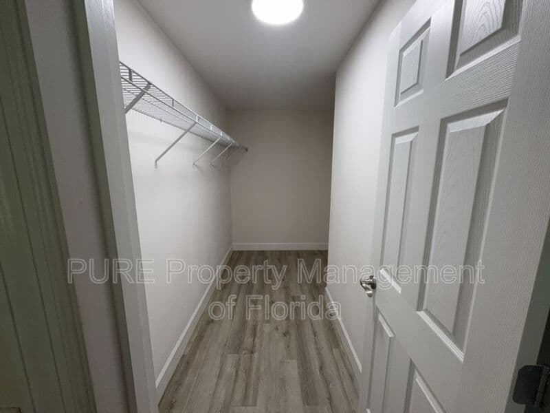Ocala House: 11165 NW 7th Street