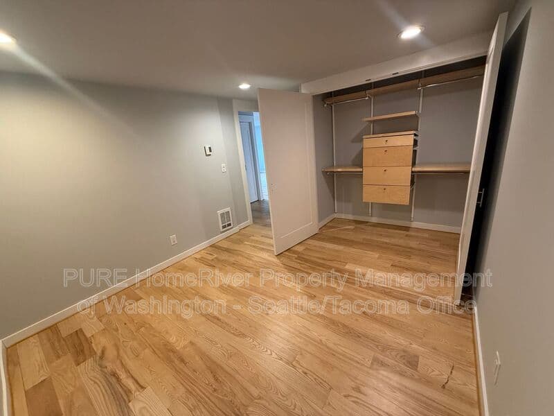 Renton Condo: 3306 Lake Washington Blvd N