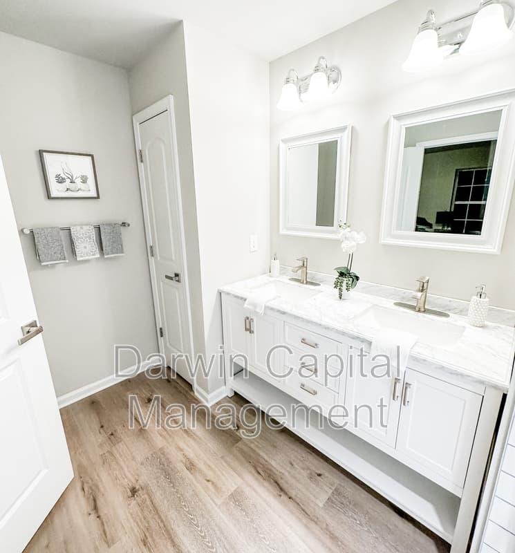 Monroe Condo: 984 Woodview Court