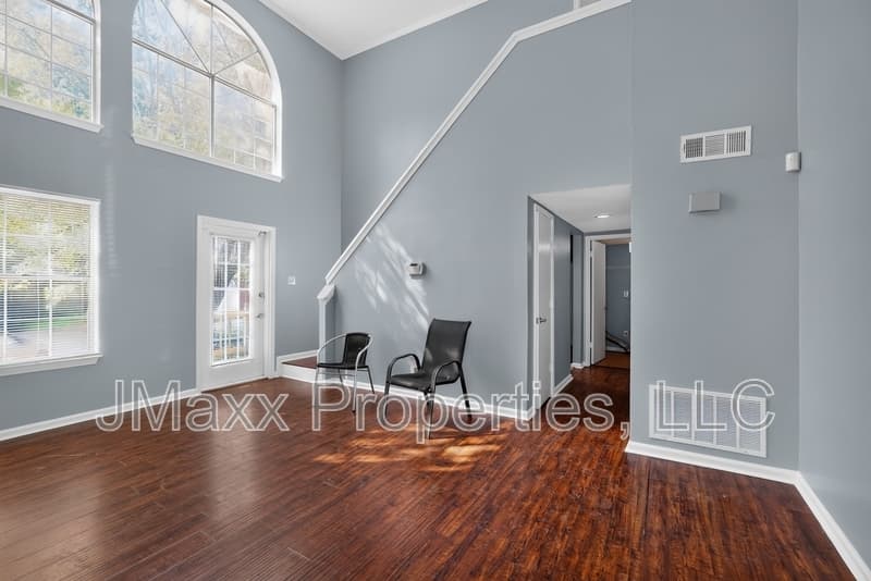 Norcross House: 1024 Wiltshire Way Northwest