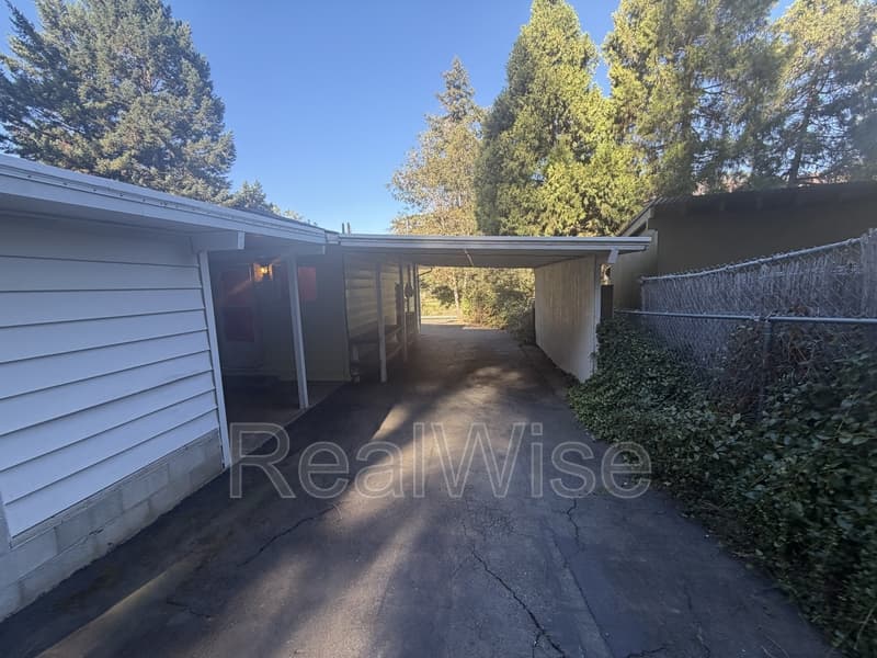 Grants Pass House: 7665 Rogue River Hwy