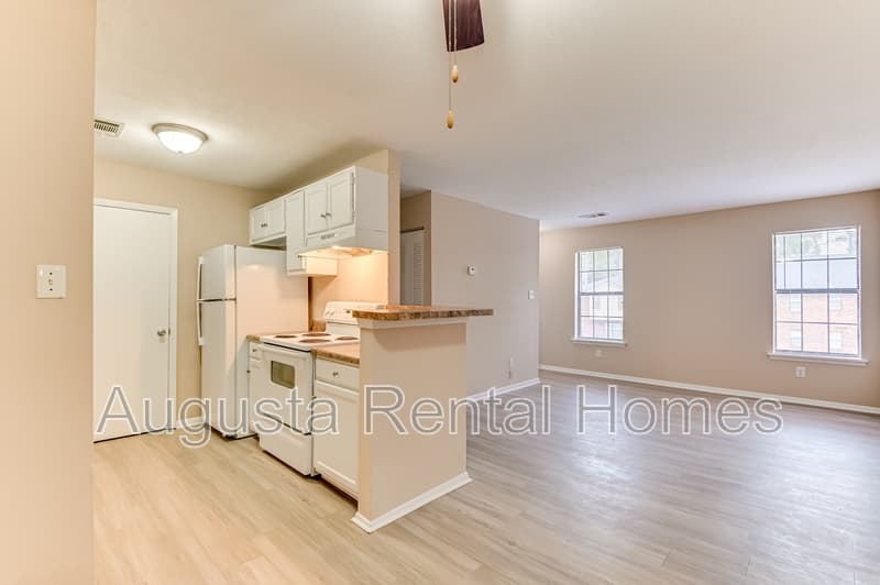 Augusta Condo: 2515 Center West Parkway - 9O