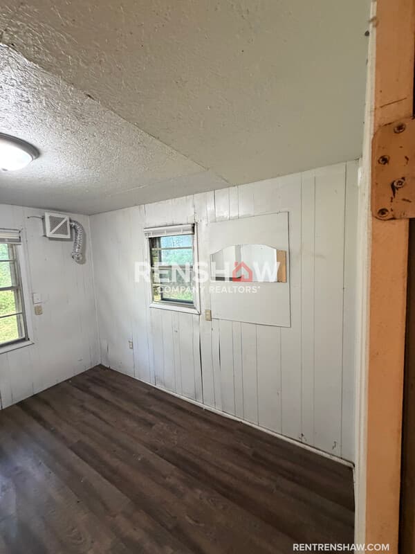 Lexington House: 450 Bedwell St