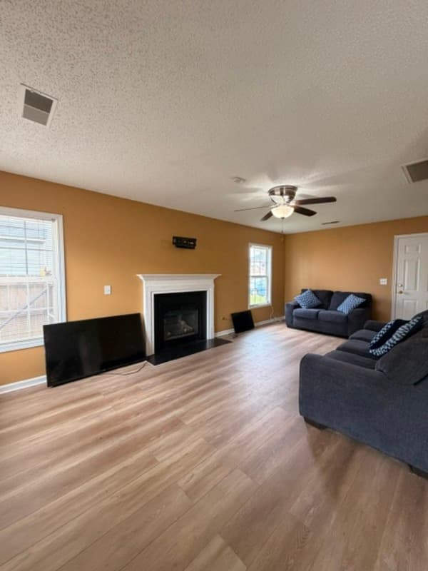 Columbia House: 25 Willow Hurst Court
