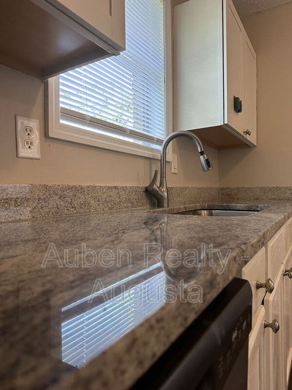 Augusta House: 3202 Gerald Dr E
