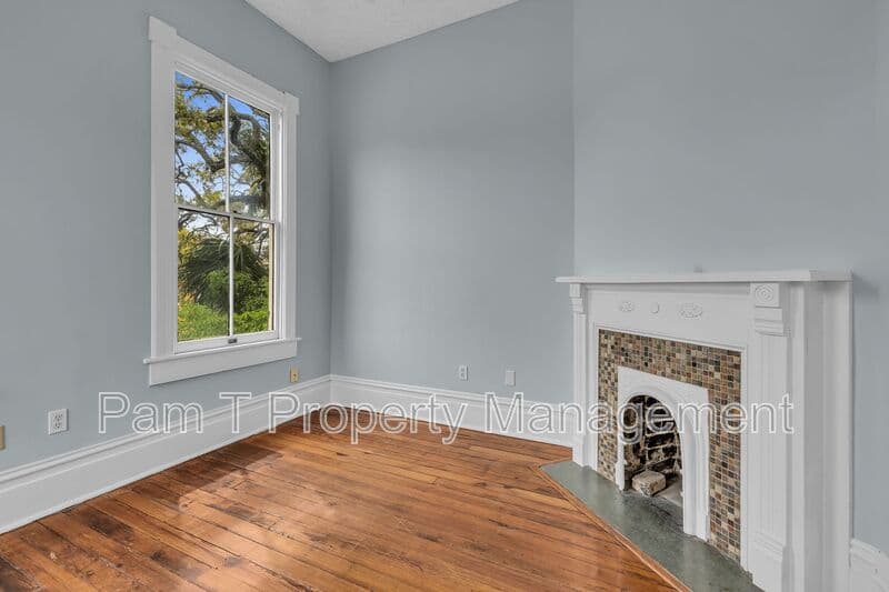 Savannah House: 201 W 37th St