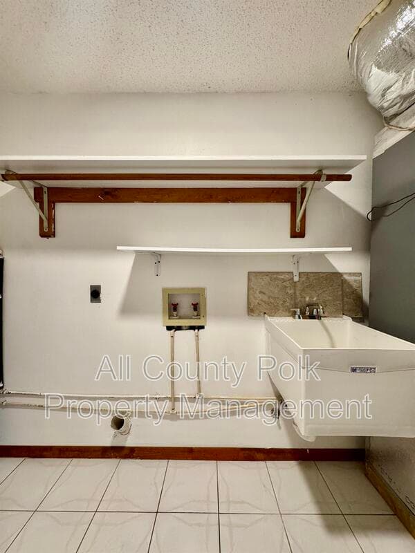 Lakeland House: 3919 Lehman Ct