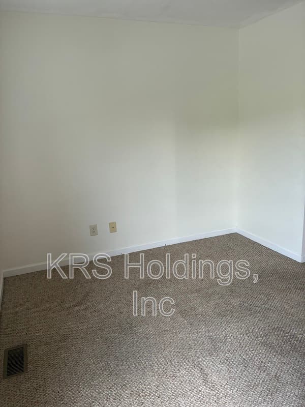 Broadway Townhome: 185 Alger Lane