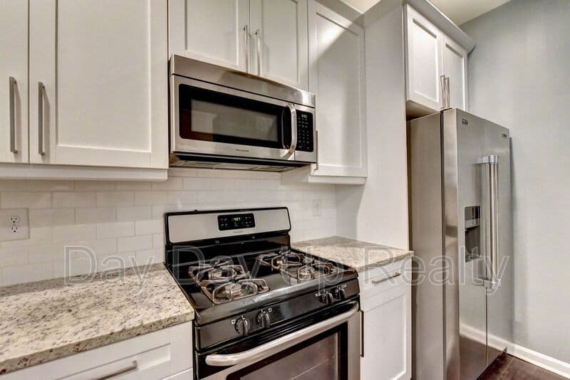 Suwanee House: 5605 Bright Cross Way