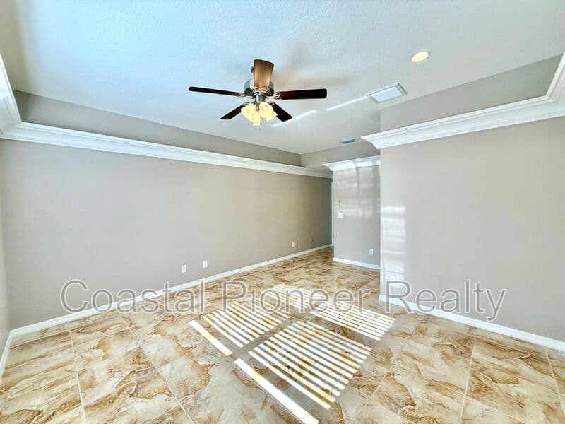 Largo House: 10334 Longwood Dr